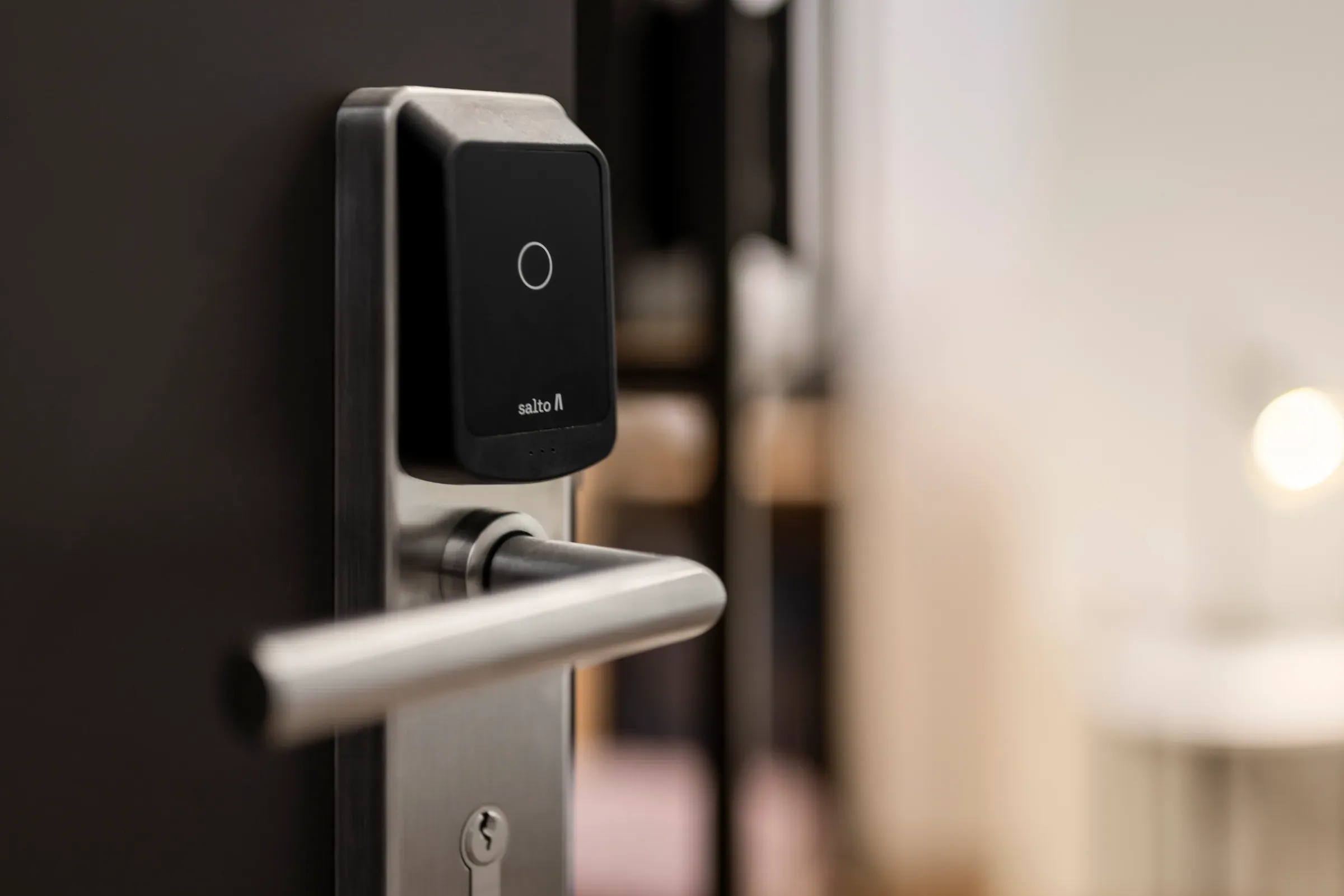Ein Gast gibt einen Zugangscode am schlüssellosen Smart-Türschloss ein — Self-Check-in