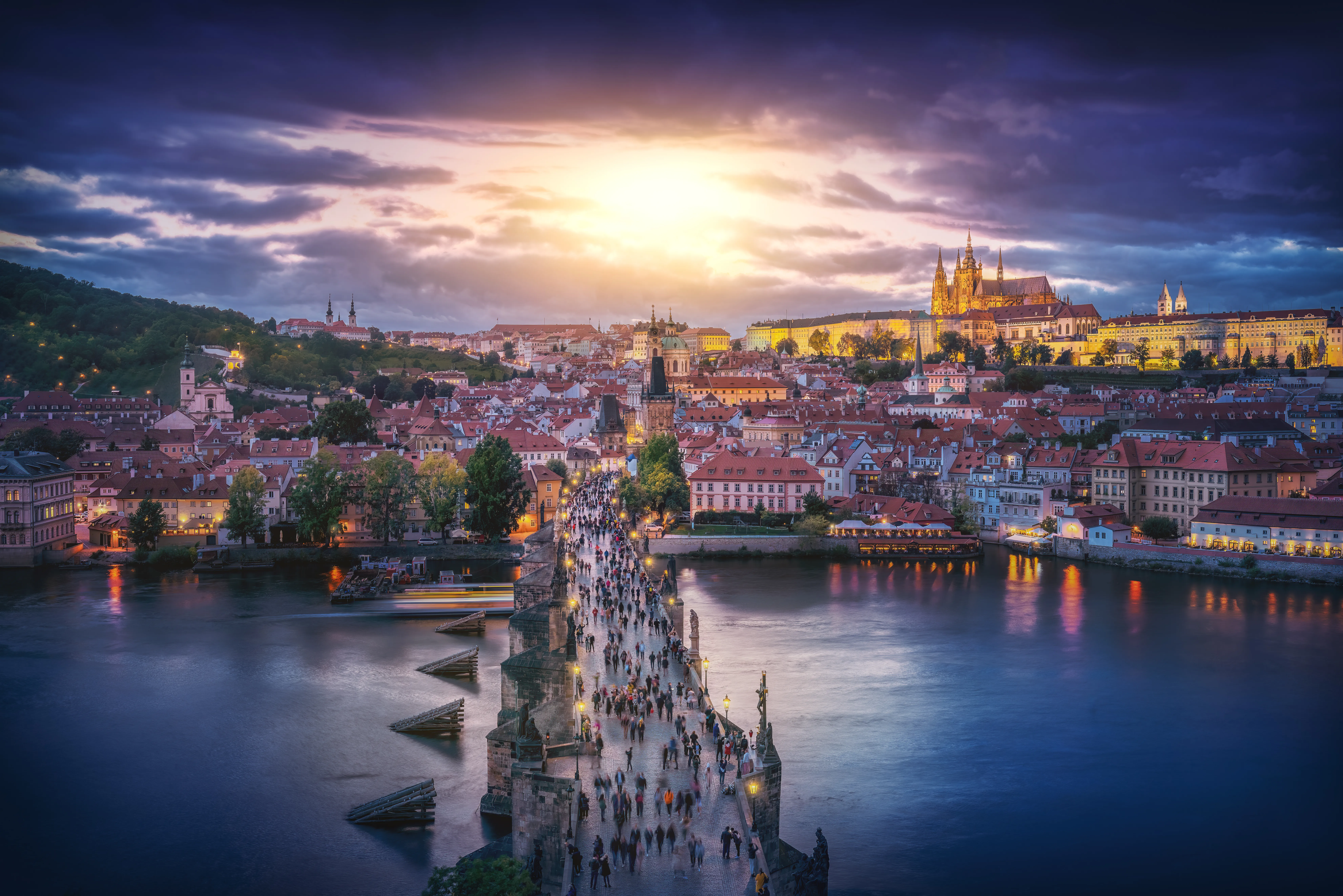 Letecký pohled na Karlův most a panorama Pražského hradu při západu slunce