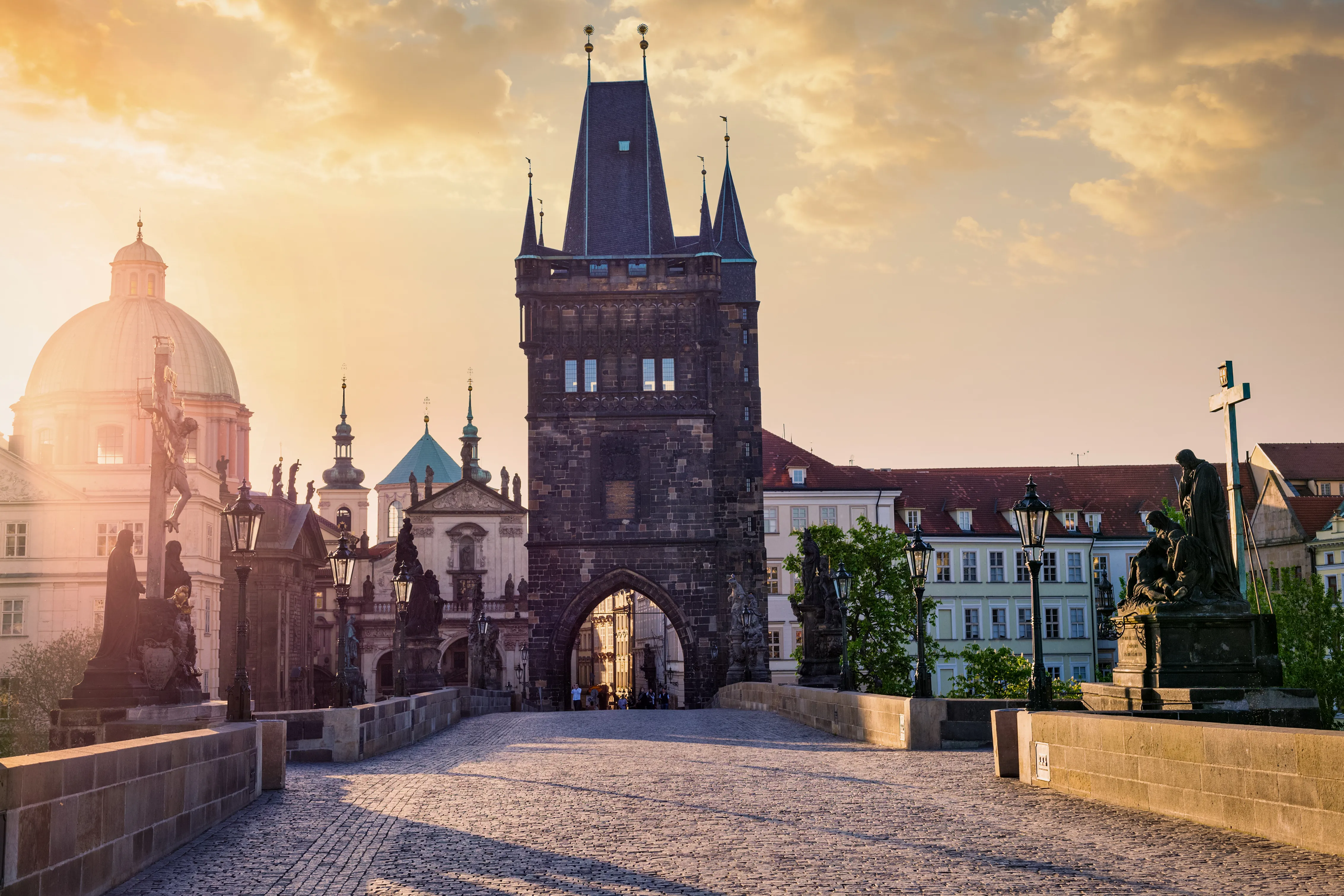 Staroměstská mostecká věž a Karlův most v Praze za svítání