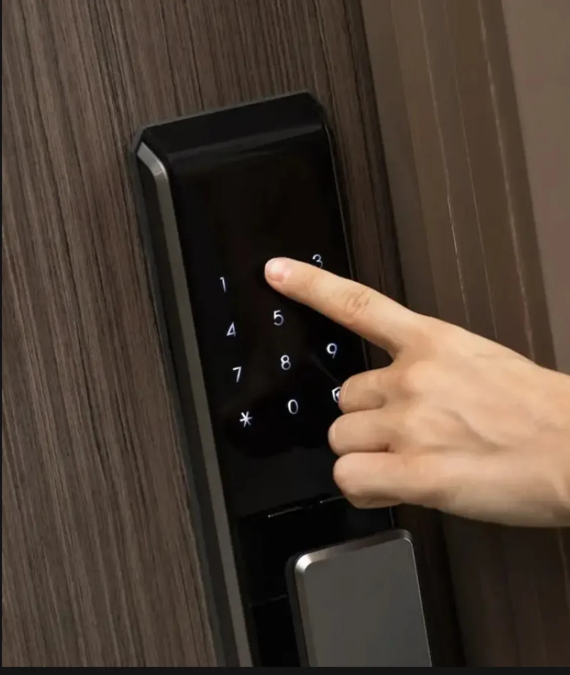 Host zadává přístupový kód na bezklíčovém smart zámku dveří — self check-in